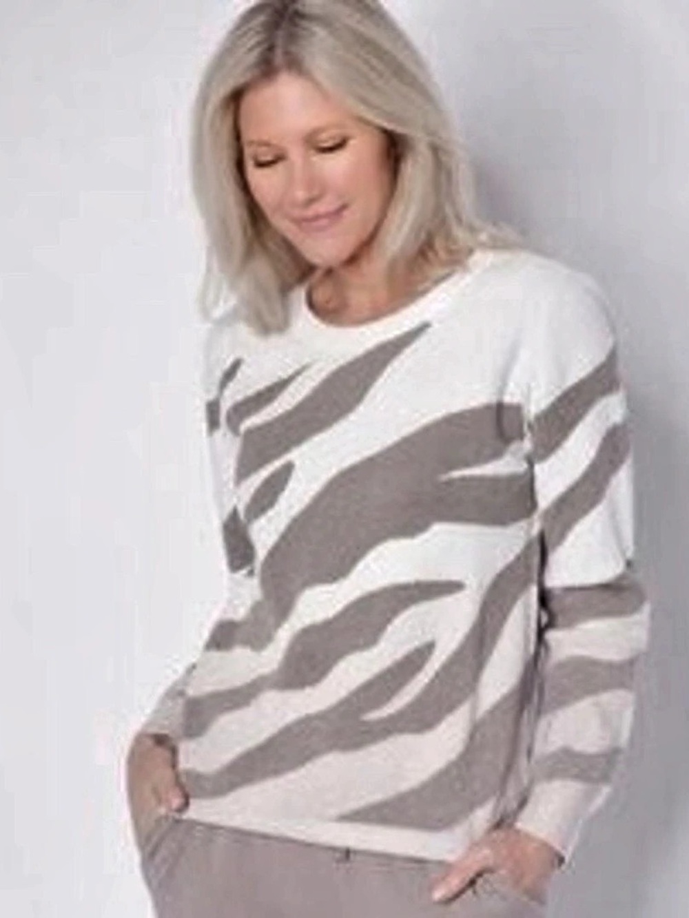 🐅 Barefoot Dreams CozyChic Seaside Zebra Crewneck Sweater Cream & Brown - Size 1